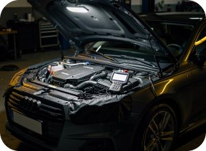 Автомобиль с открытым капотом и разобранным двигателем